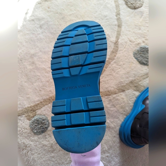 Bottega Veneta blue Tire Chelsea Boots - Picture 8 of 11